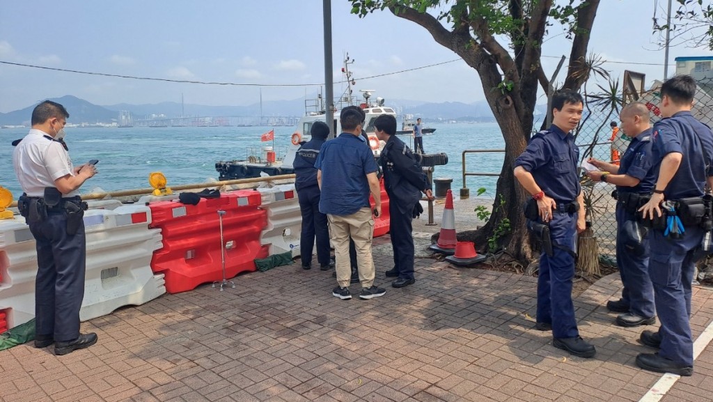 男子墮海,警員到場調查。