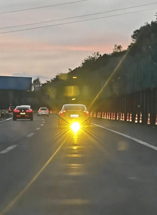 貴州高速一輛汽車違規在底盤加裝強光燈。廣州交通電台