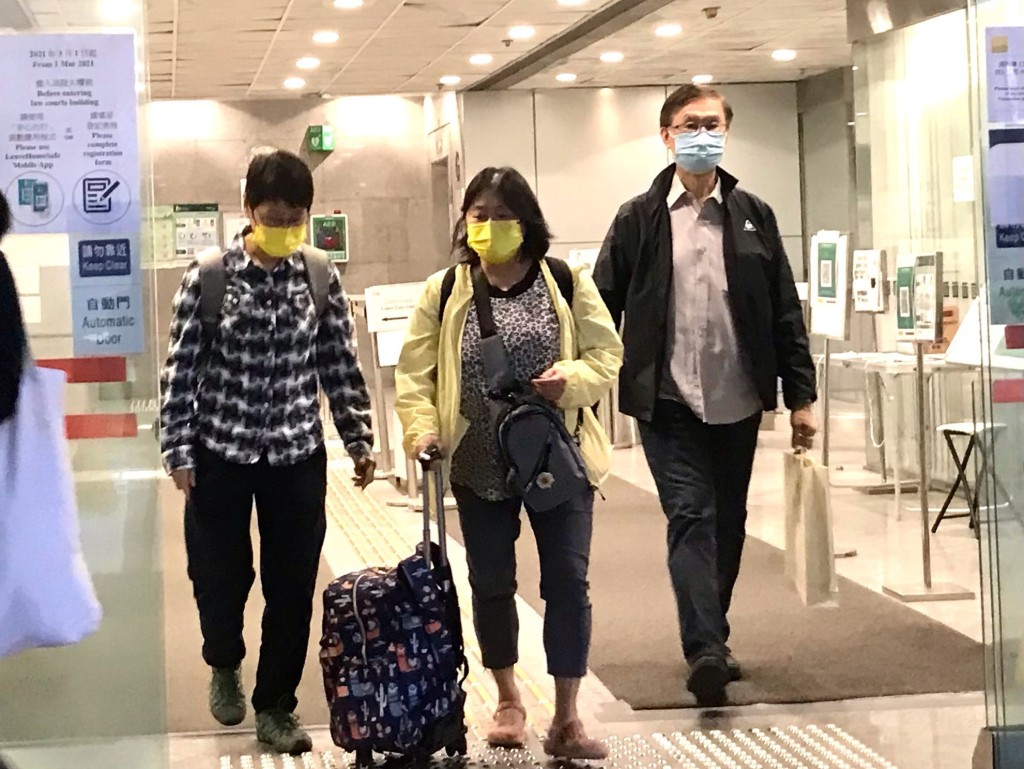 女被告陳麗珍(中)涉嫌以手踭推撞保安。