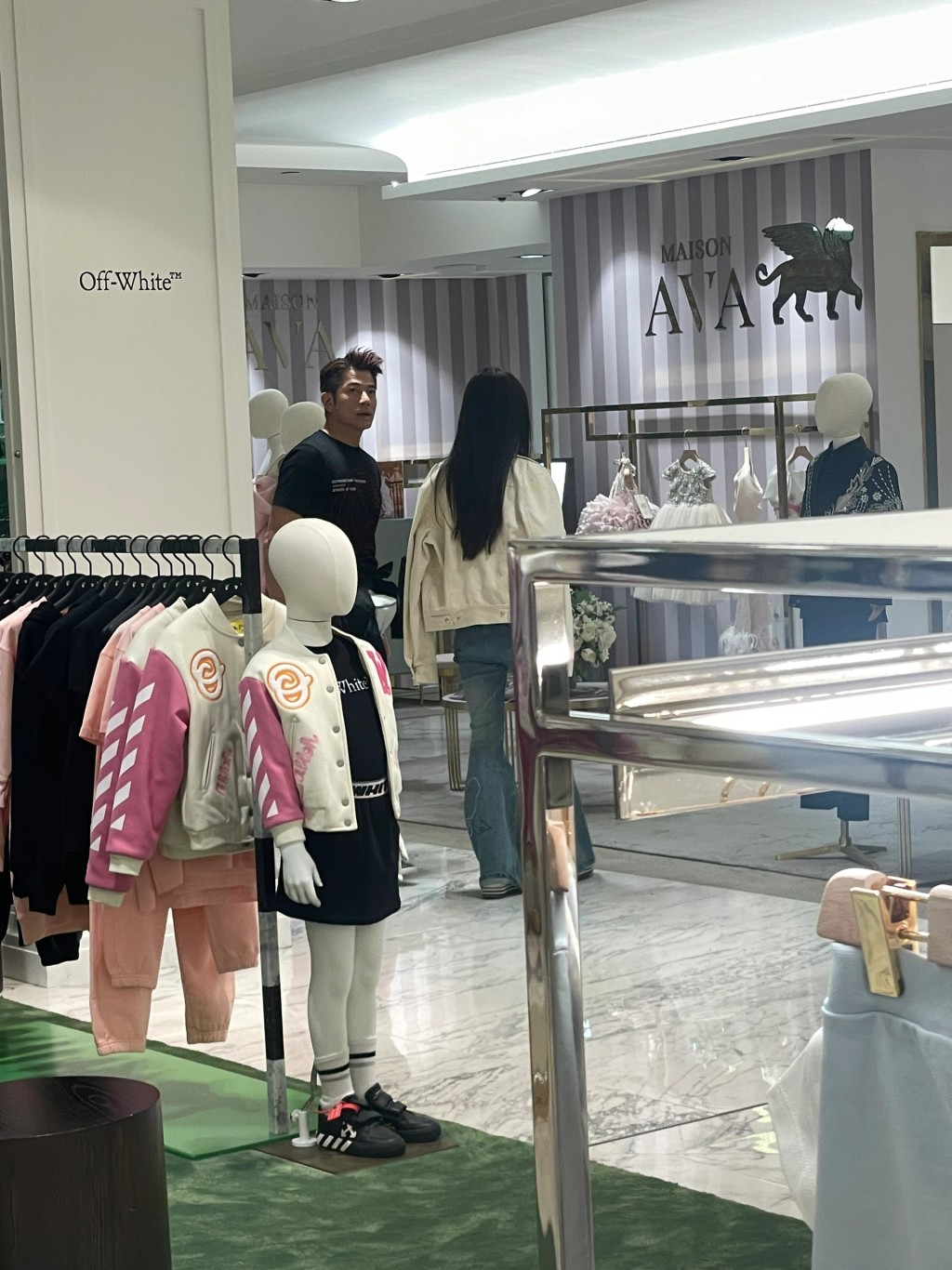 郭富城與方媛最近被網民拍到身在英國倫敦一家百貨公司，而方媛所查看的童裝是美國名牌，價值不菲。