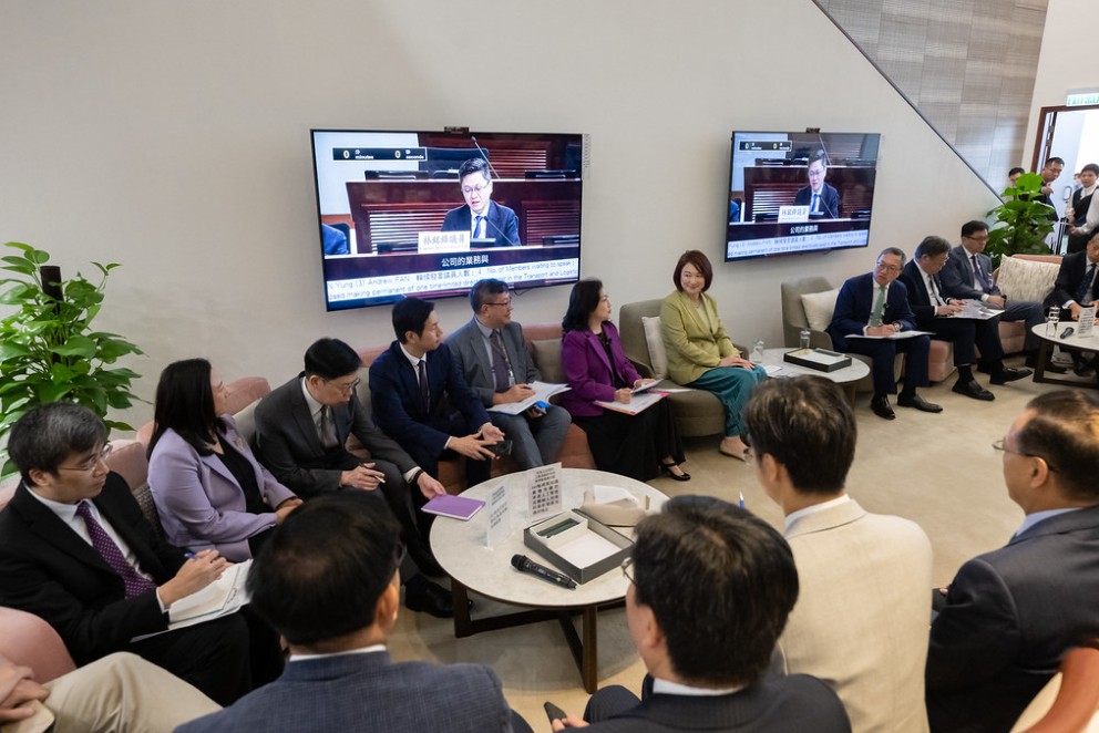 多名議員積極發言。立法會圖片 多名議員積極發言。立法會圖片