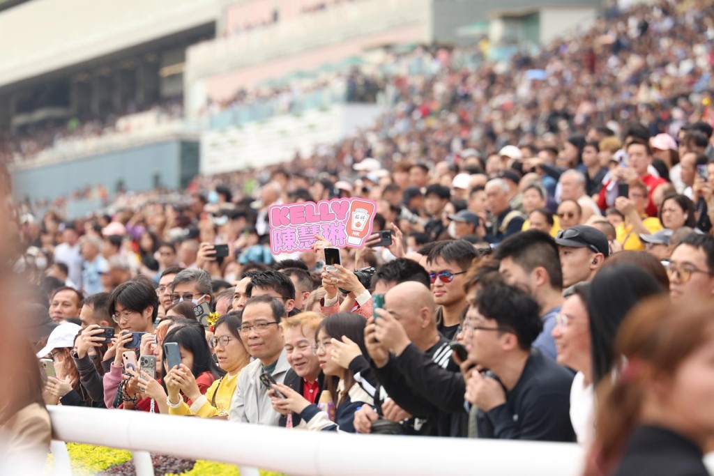 現場人頭湧湧。 現場人頭湧湧。