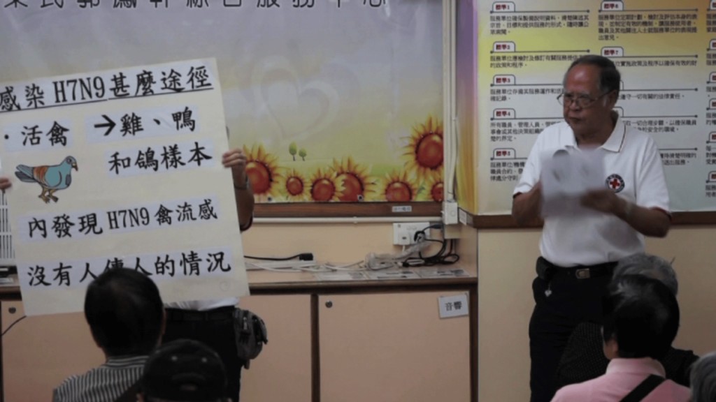 華烱(右)參與耆英團的社區項目,走訪不同長者地區中心,以生動有趣的形式,向長者傳遞防疫知識。(香港紅十字會提供) 華烱(右)參與耆英團的社區項目,走訪不同長者地區中心,以生動有趣的形式,向長者傳遞防疫知識。(香港紅十字會提供)