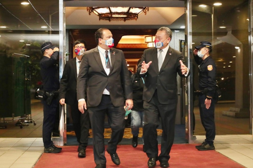 俞大㵢曾于今日清晨迎接到访的危地马拉外交部长。台湾的外交部Twitter
