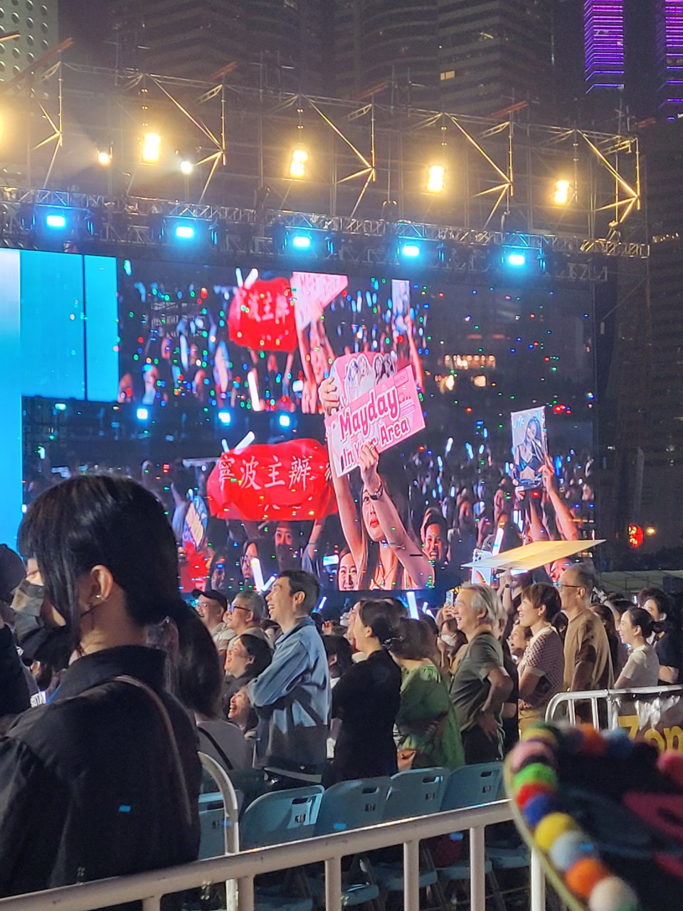 一名女观众竟高举韩国女团BLACKPINK的毛巾和纸牌与及五月天纸牌。