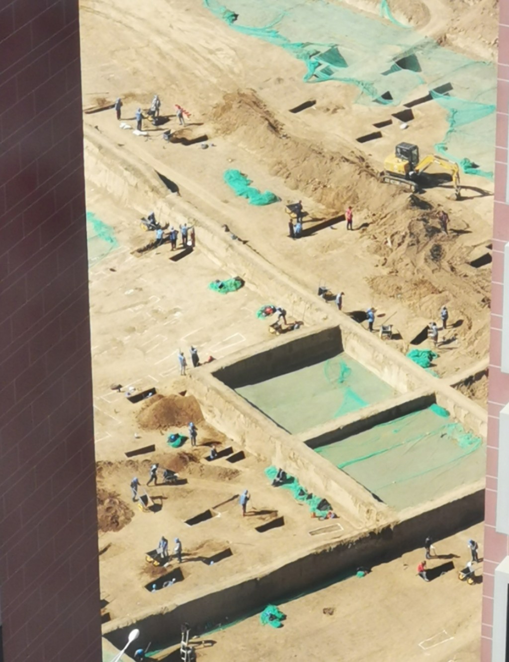 西安南郊一建筑工地正在进行考古发掘。网图