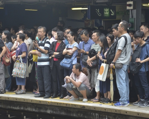 港鐵料在下班時間,車站仍然會很多人,會增加額外人手協助乘客。關偉華攝