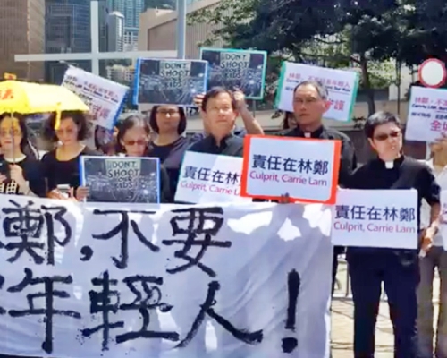 黑衣示威者帶同橫額請願。郭家麒FB截圖