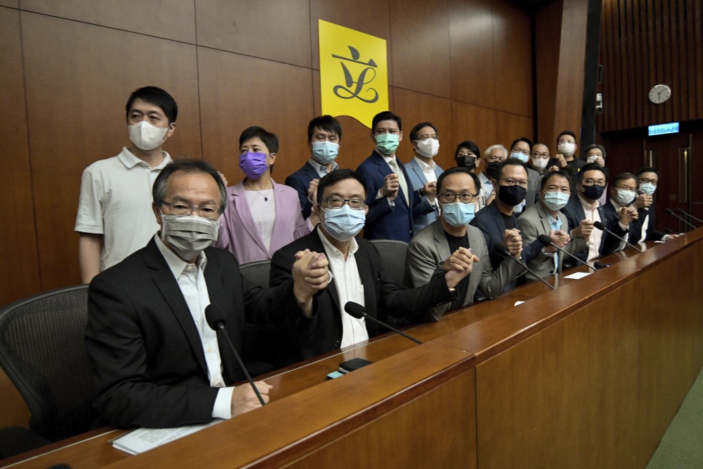 消息指，人大或撤销议员资格，若落实非建制派议员可能总辞。