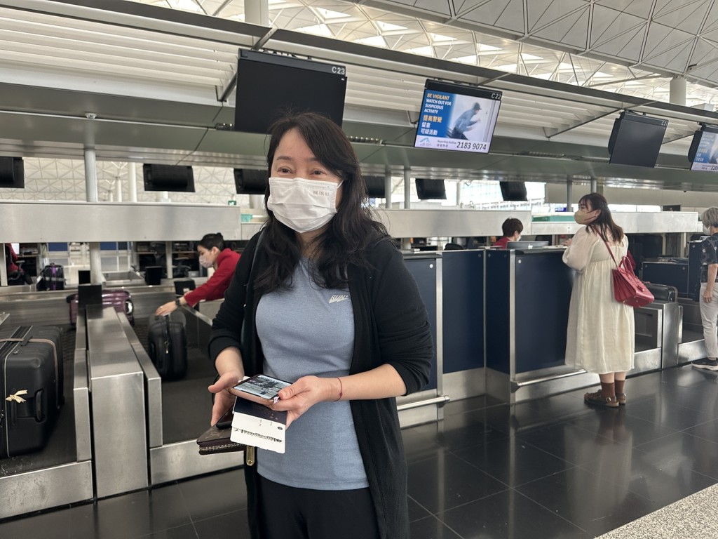 前往新加坡的呂小姐接獲朋友通知機場大排長龍，幸她到達後系統回復正常。梁國峰攝