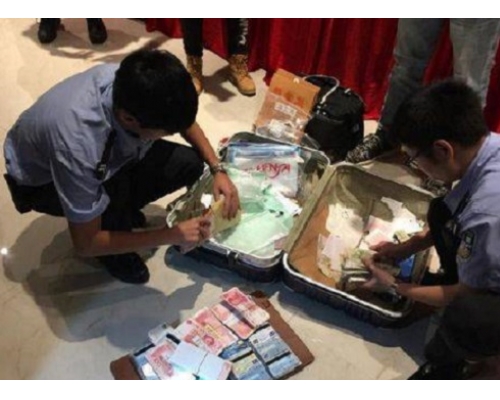 警方查獲大額現金。 網上圖片