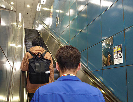 日本列車站在扶手電梯邊安裝面鏡子，提醒女性小心後方「痴漢」。