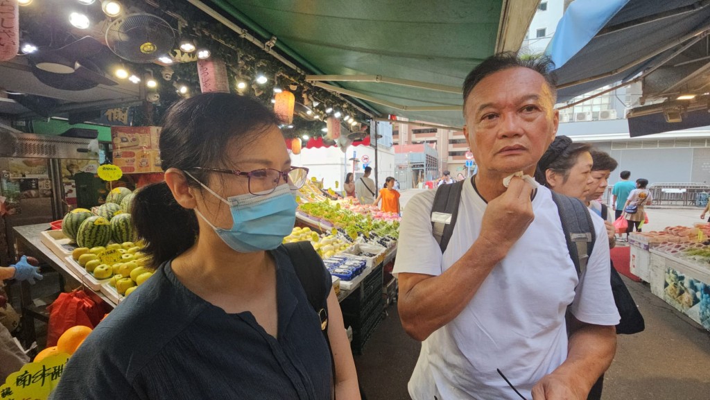 市民吳先生(右)：「都有食開日本生果，之後會食少啲，少買啲。」徐裕民攝
