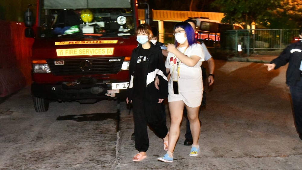 黑衫女事主返回安全位置。