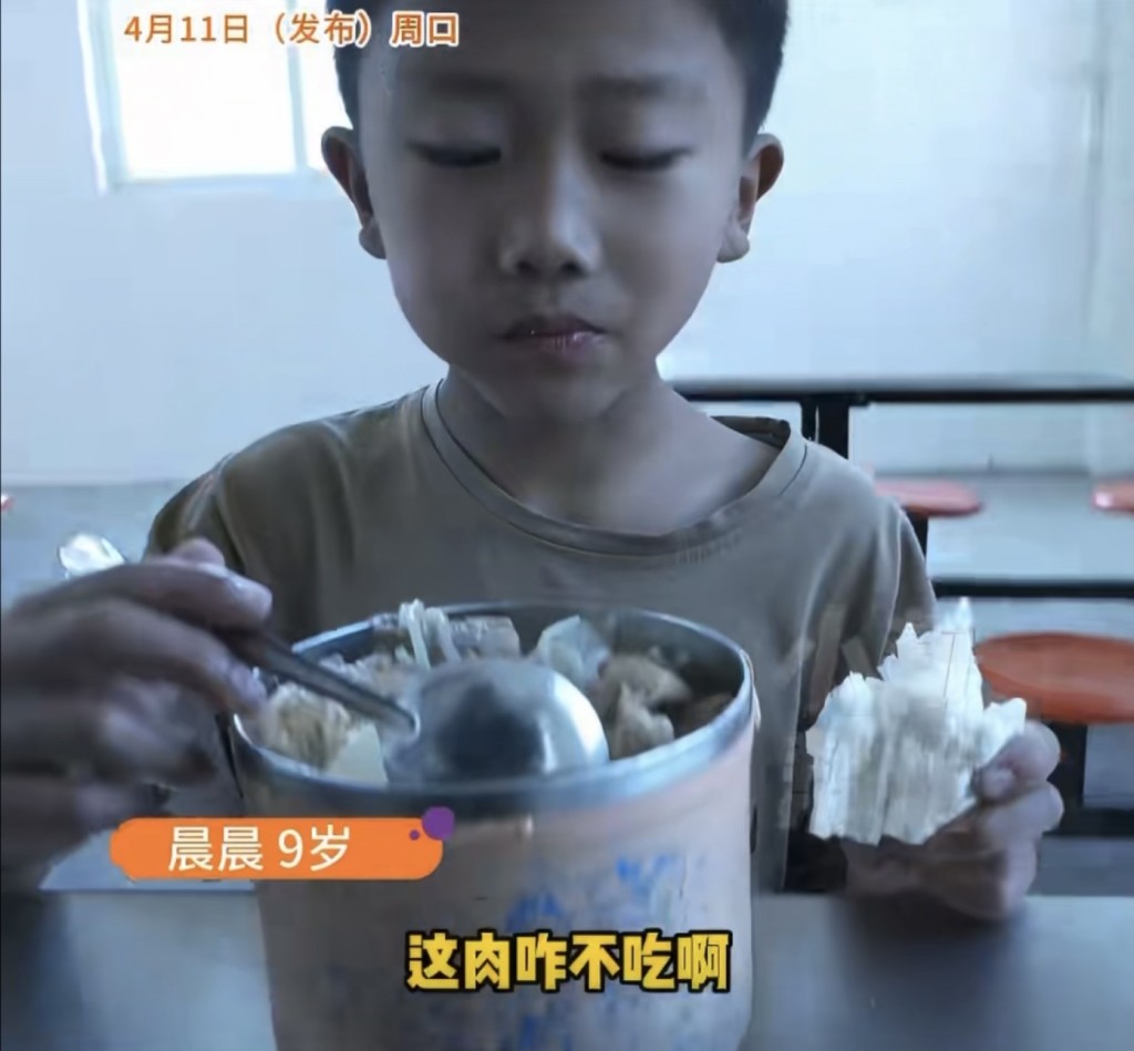 老师发现男孩总是把午餐中的肉留起带回家。 老师发现男孩总是把午餐中的肉留起带回家。