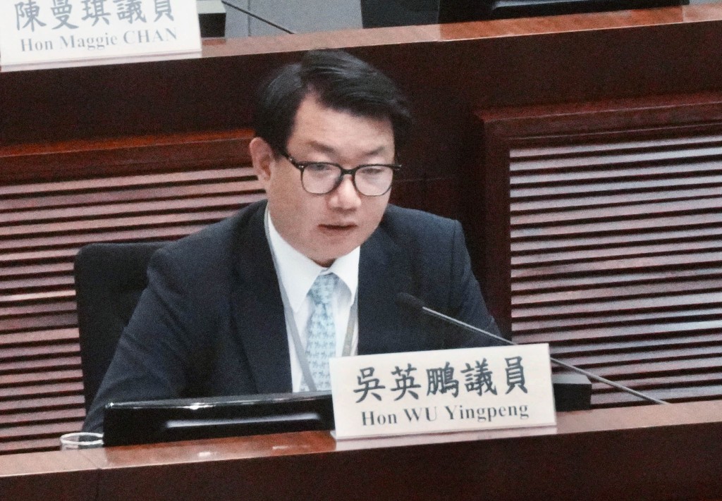 吳英鵬詢問當局就未來三場選舉在電子選民登記冊優化、電子點票及網絡安全方面有何實質升級方案。汪旭峰攝 吳英鵬詢問當局就未來三場選舉在電子選民登記冊優化、電子點票及網絡安全方面有何實質升級方案。汪旭峰攝