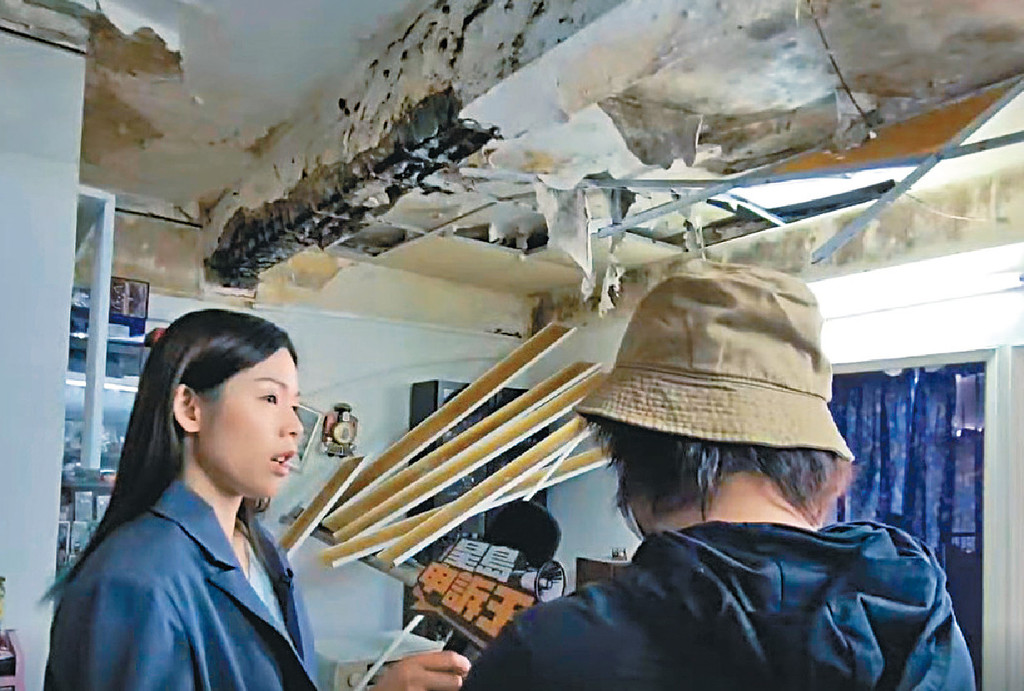 ■單位租客指，天花移動一陣，未幾便倒塌。