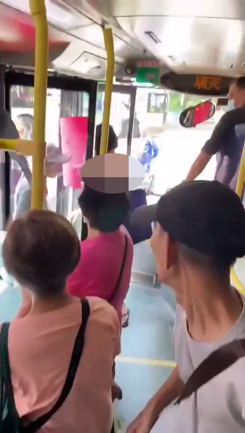 裸女阻碍乘客，遭车长喝退。网上片段
