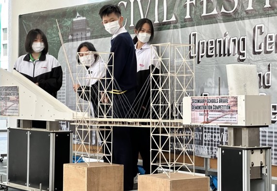 通過動手製作將創意和想法變成現實,可讓學生從中獲得成就感和自信心。 通過動手製作將創意和想法變成現實,可讓學生從中獲得成就感和自信心。