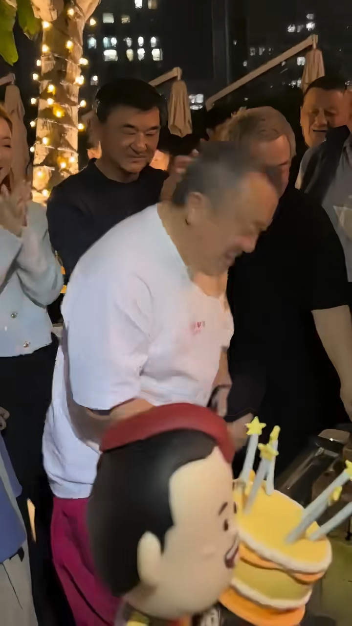 曾志偉吹蠟燭。 曾志偉吹蠟燭。