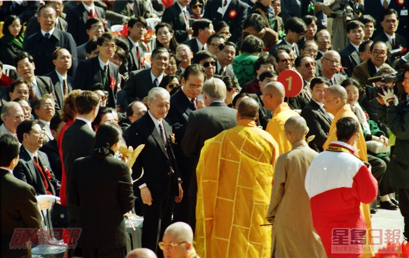 周南雙手合十回應彭定康一刻。資料圖片
