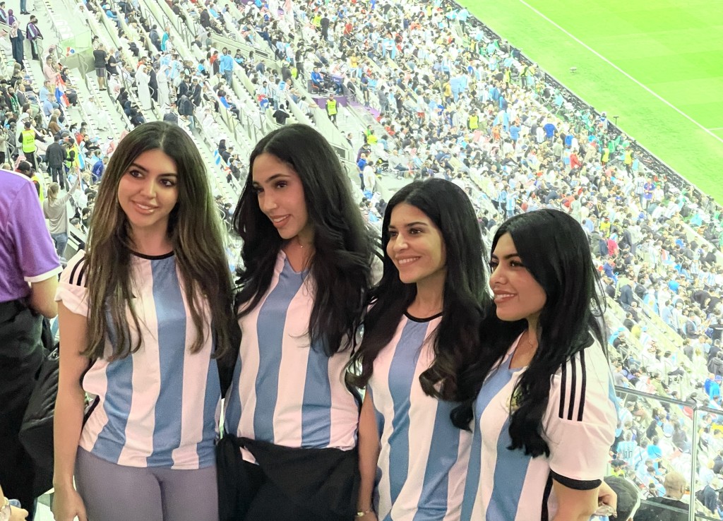 科威特女球迷入场支持阿根廷。