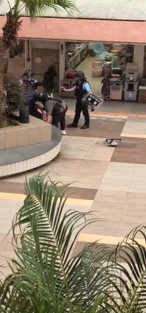 男子突然情緒激動,大叫:「我做人無意義㗎」。網上片段截圖 男子突然情緒激動,大叫:「我做人無意義㗎」。網上片段截圖