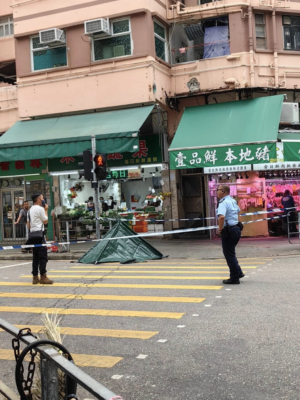 警方用帳篷遮蓋血迹。網上圖片