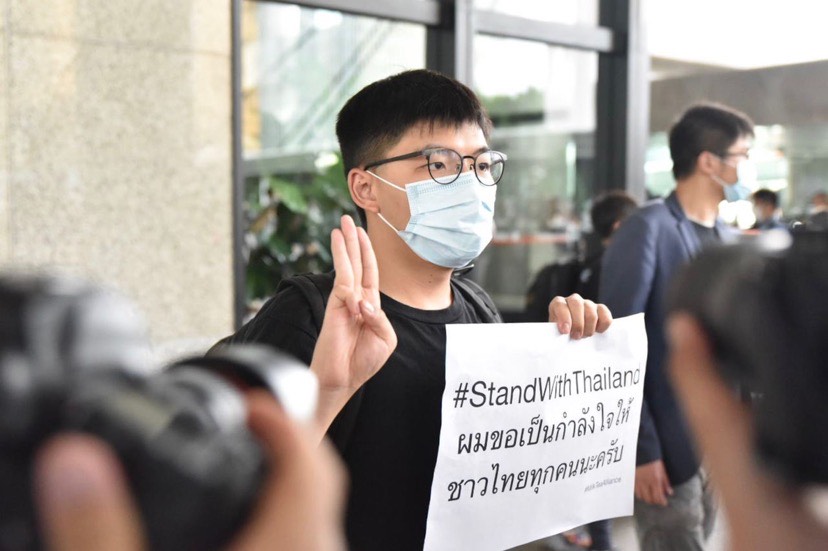黃之鋒舉起三隻手指以示支持泰國示威。（黃之鋒Patreon圖片)