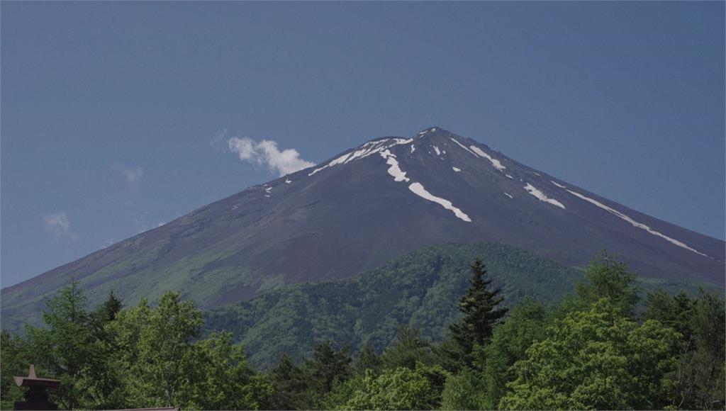 2025年起，所有富士山登山者需事先線上登錄並繳交4000日圓入山費。美聯社