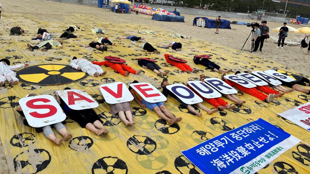 環保團體在釜山示威，要求日本停止將核污水排放入海。 路透社
