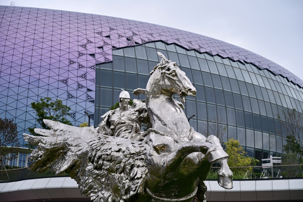 作品刻畫一位策騎飛馬的武士從體育大道騰空而躍。 作品刻畫一位策騎飛馬的武士從體育大道騰空而躍。