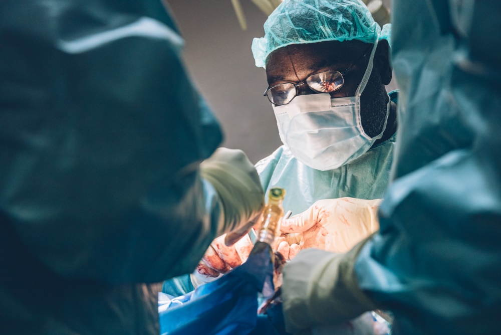 無國界醫生團隊為壞疽性口炎病人進行手術，對於特別複雜的個案，手術時間長達數小時。©無國界醫生