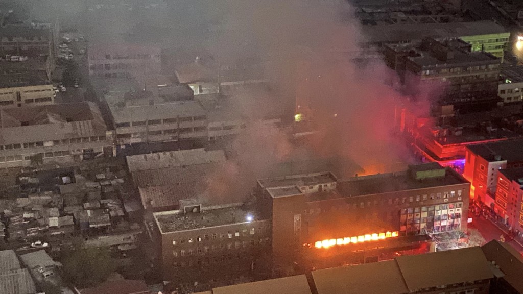 南非约翰内斯堡建筑物大火，火势非常猛烈。 路透社