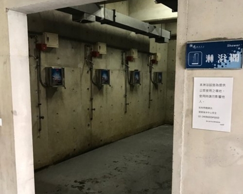 基隆博物館淋浴間「無遮無掩」。網上圖片