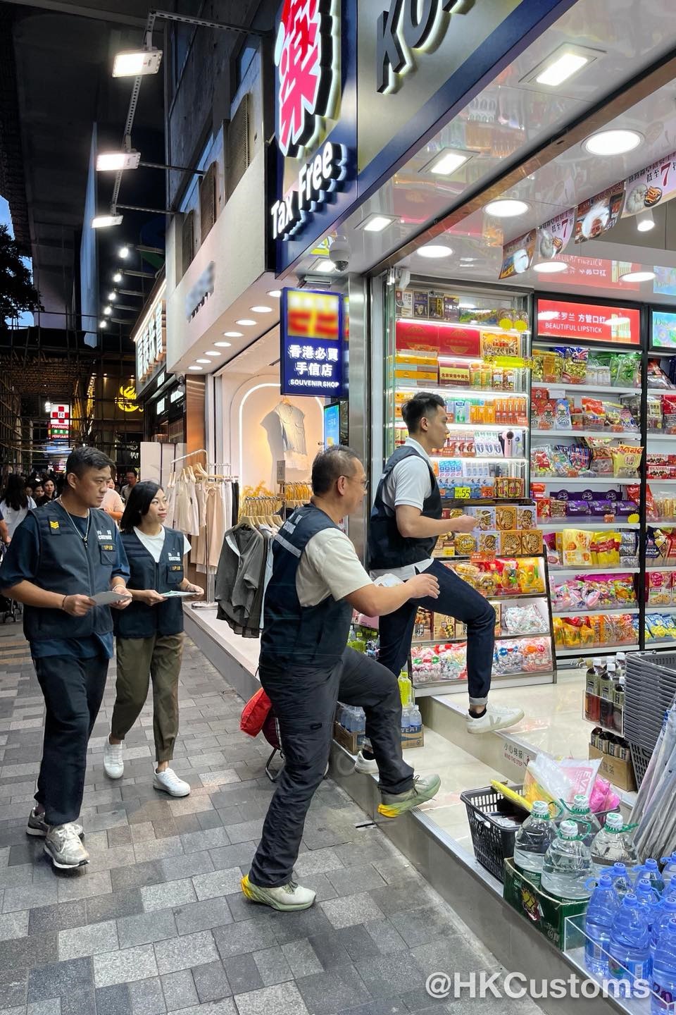 海關向商戶進行合規推廣。fb：香港海關