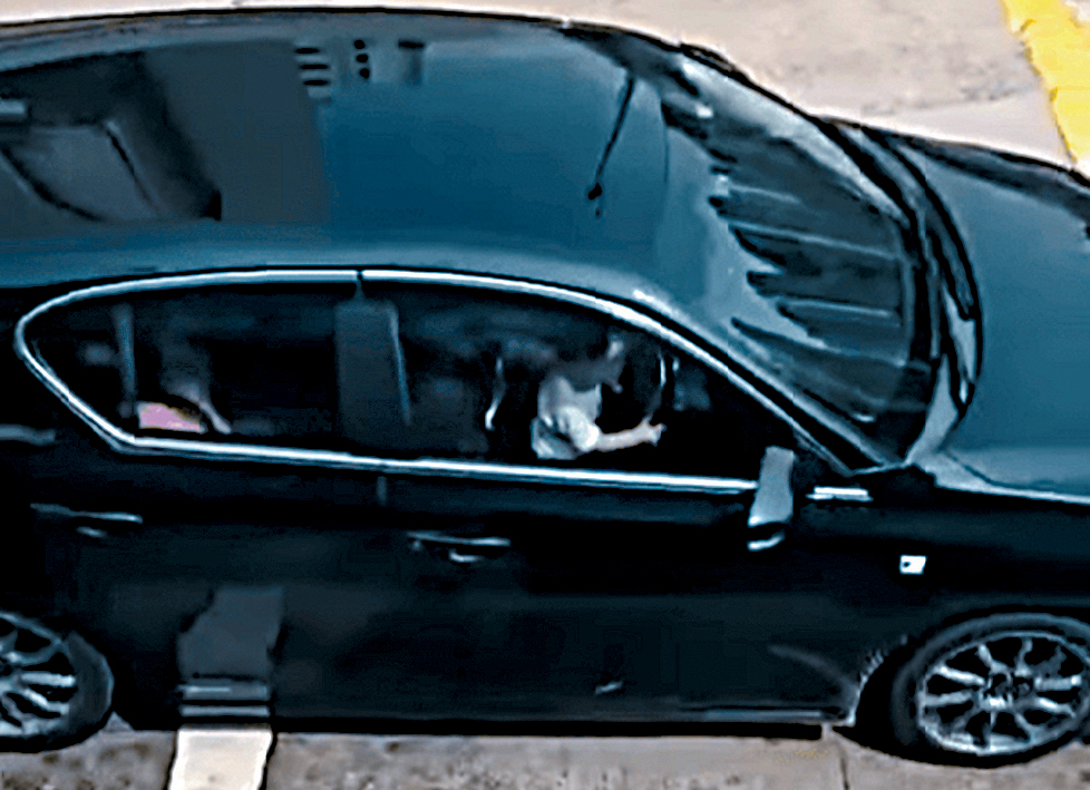 男子讓幼童坐在其大腿上扭動軚盤行駛。