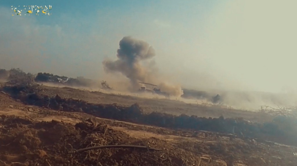 哈馬斯向以軍坦克及軍車發射反裝甲炮彈還擊。路透社