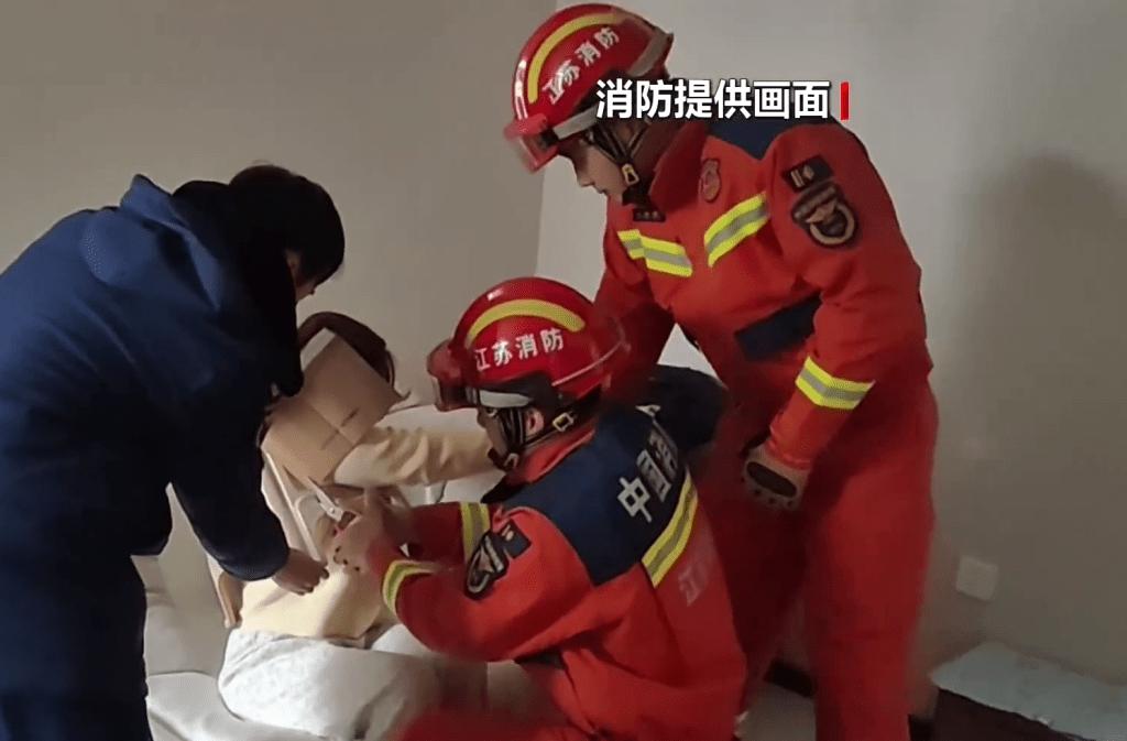 徐州消防卡在塑胶矮櫈的女童。 