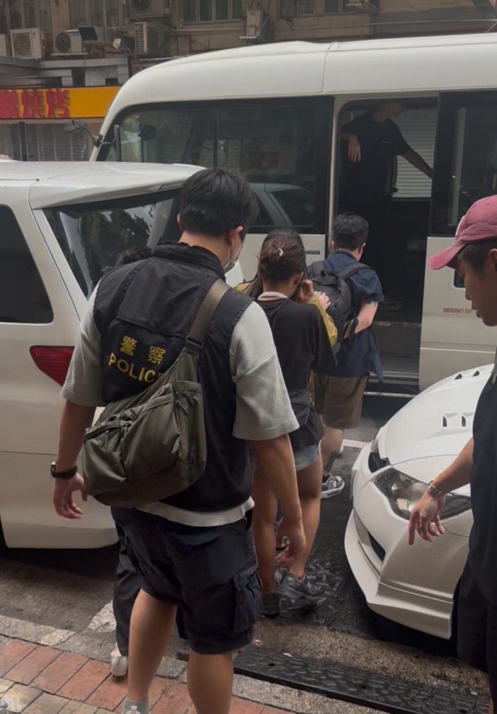 警深水埗破釣魚機賭擋，拘捕12人。警方圖片