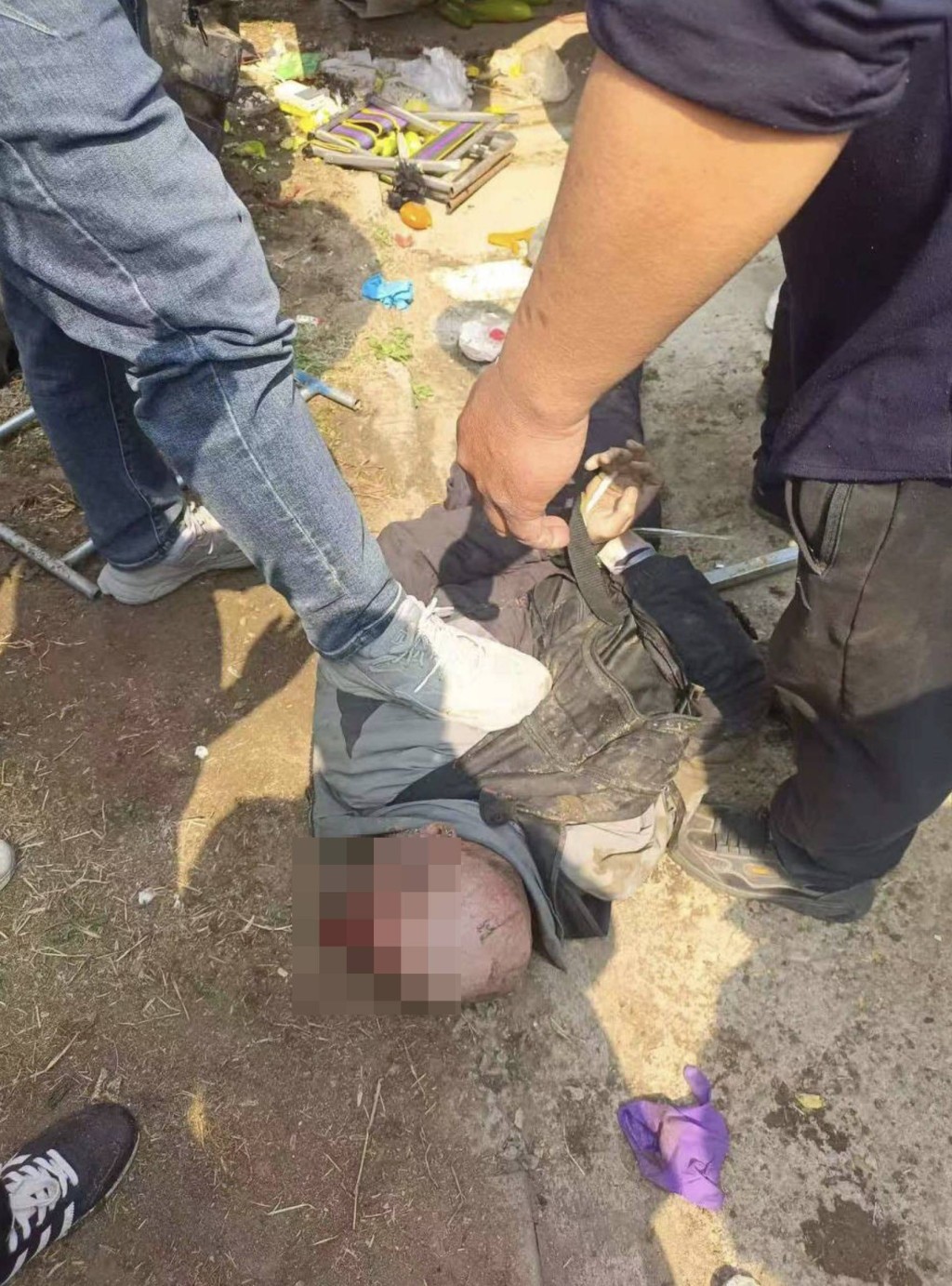 铲泥车司机被民众拖出暴打。Ｘ