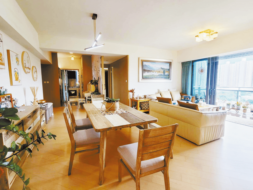 厅堂空间宽敞，已利用家俬摆位布局出客饭厅。