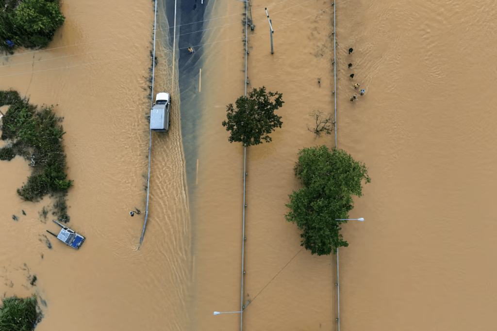 泰國南部受連場暴雨侵襲，多地爆發嚴重洪災，其中宋卡府合艾（Hat Yai）災情最為嚴峻。路透社