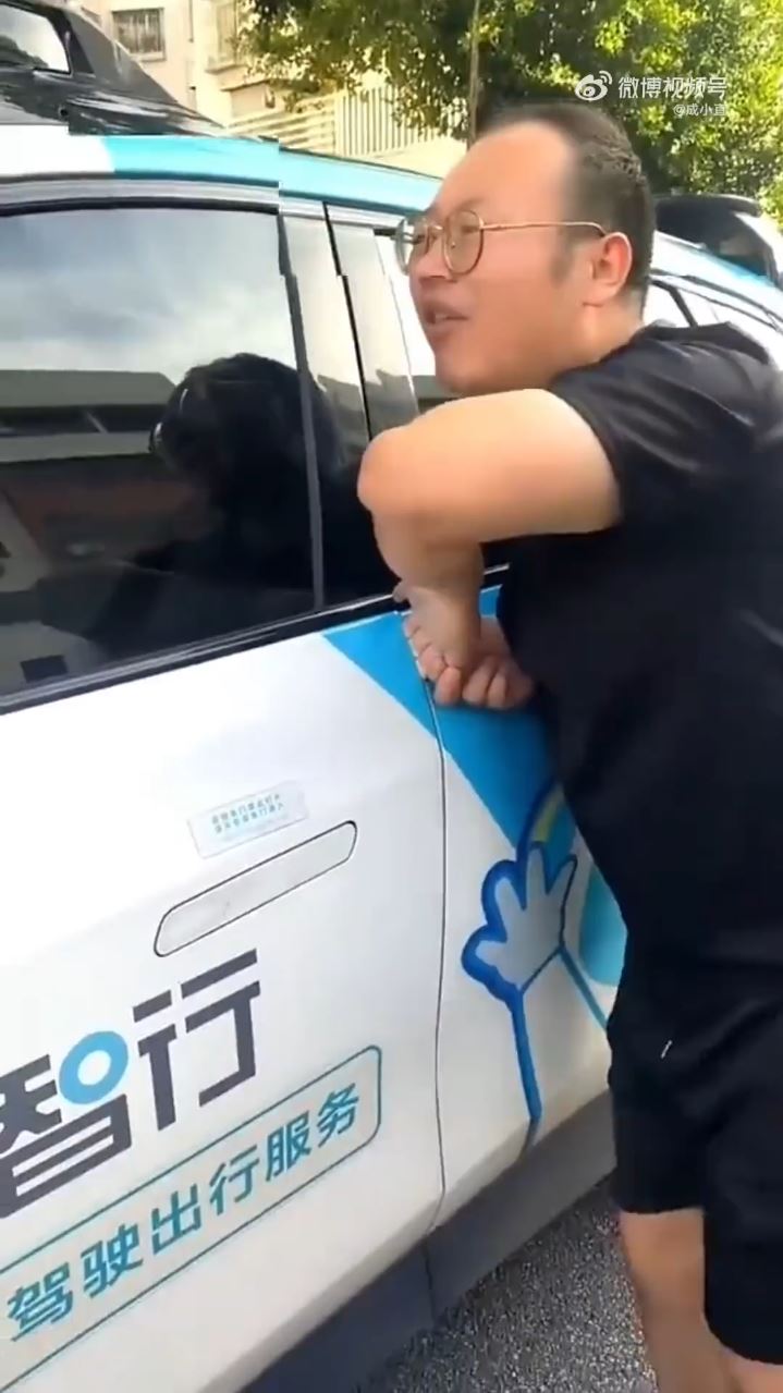 深圳有乘客遭小马智行的车门夹着手指，无法脱困。微博