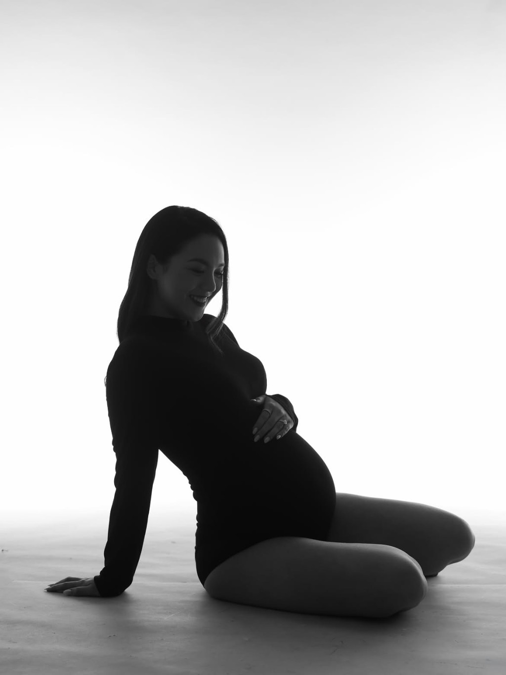 鄺美璇以黑白剪影風格拍攝。