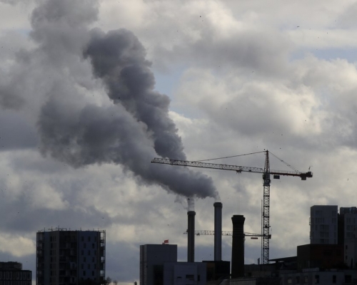 研究指出，全球每年逾800萬人死於燃燒化石燃料造成的空氣污染。AP圖片