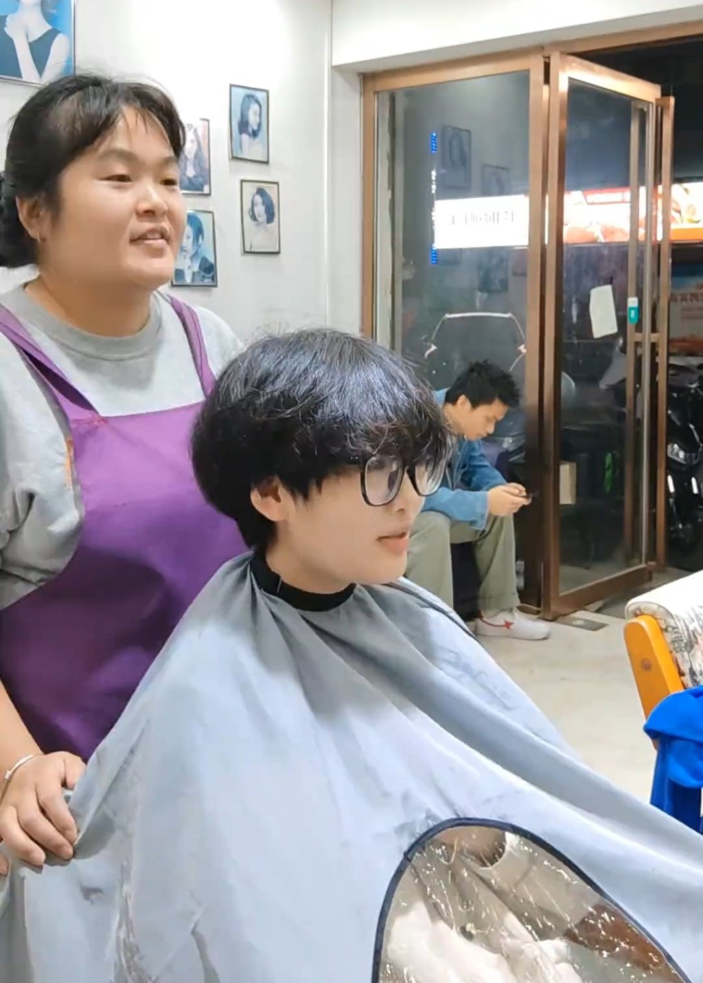 客人滿意理髮後的效果。