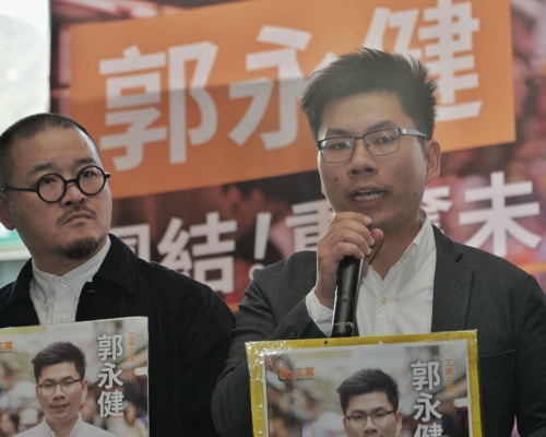 工黨主席郭永健在沙田港鐵站外拉票