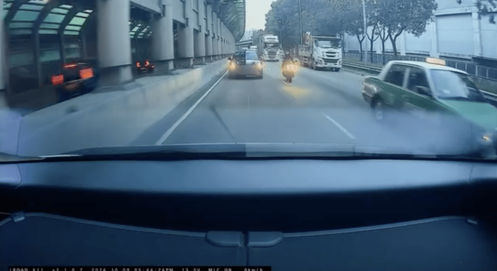 後方鏡頭則拍下4車相撞及車內人士的驚呼聲，與其說法大致吻合。