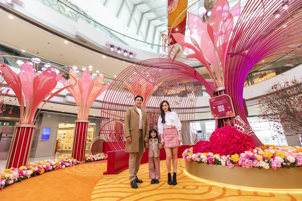 IFC商场以花开蝶舞为灵感，创作出「彩蝶锦簇庭园」新春花艺装置。